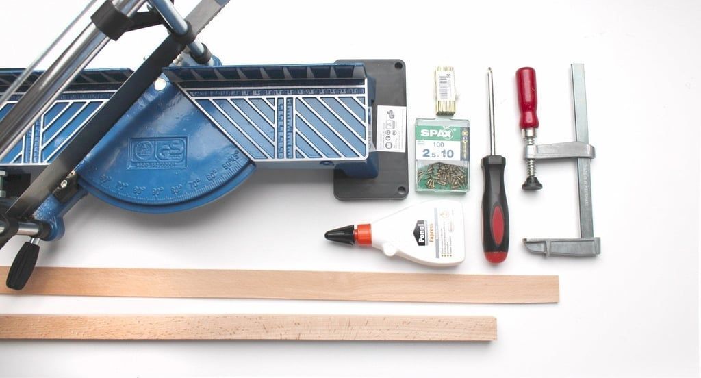 Werkzeug und Material für DIY-Schattenfugenrahmen
