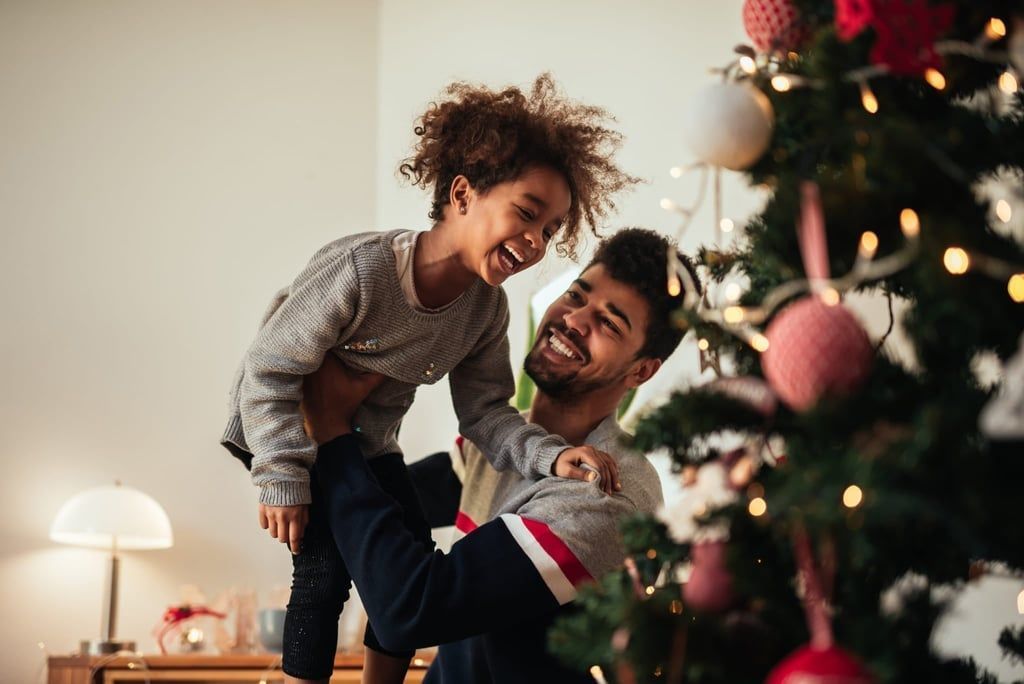 Vater und Tochter am Weihnachtsbaum