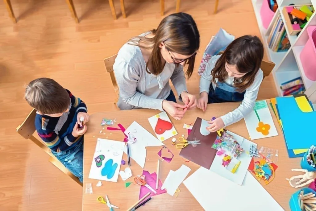 Mit Kindern Bilder aus Papierstücken basteln