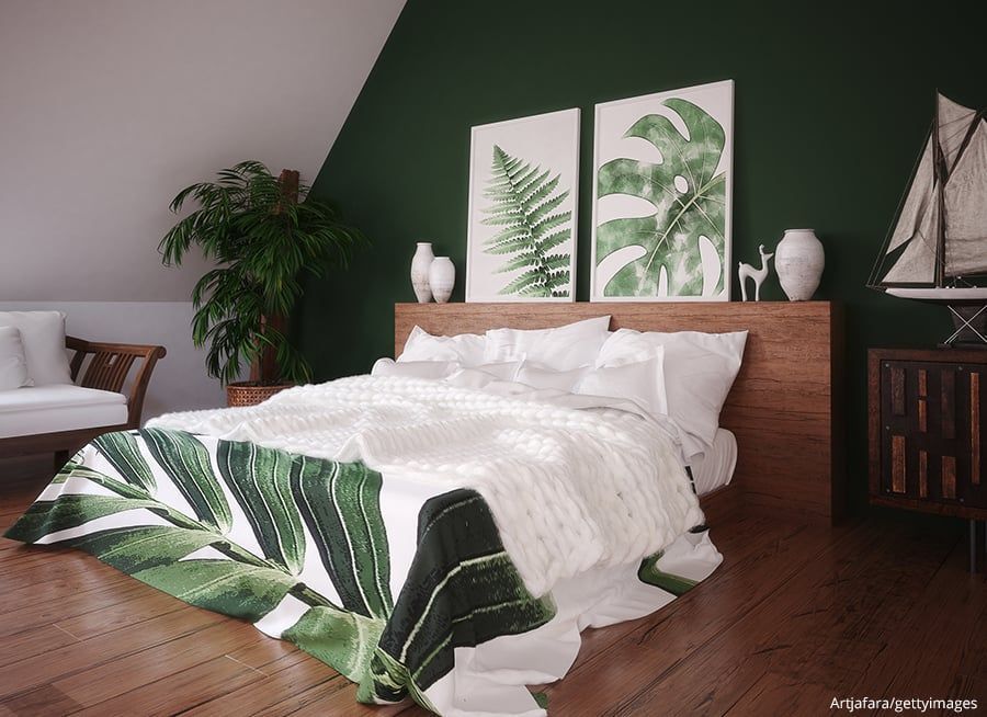 Pflanzenmotive als Wandgestaltung im Schlafzimmer.