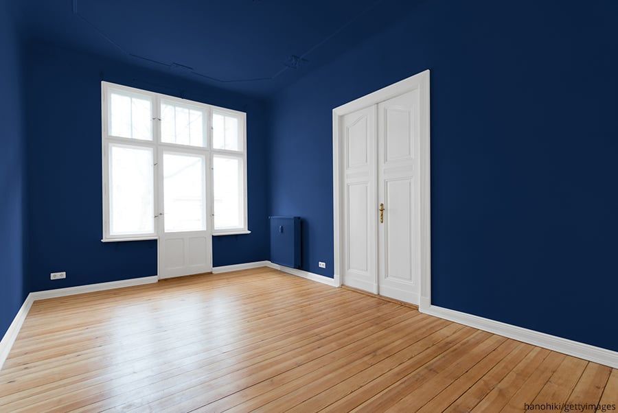 Blaue Wandfarbe im Schlafzimmer.