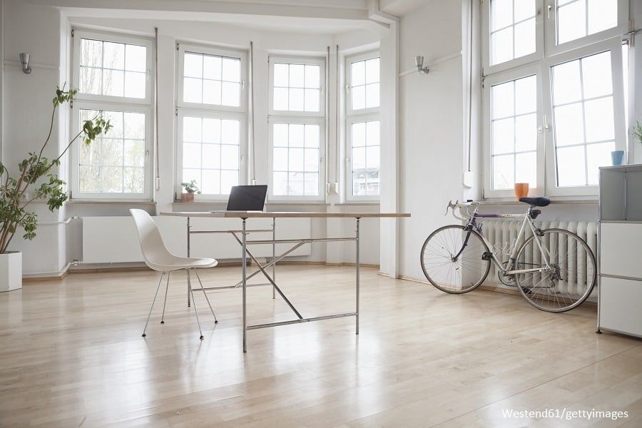 Modernes Büro mit Fahrrad
