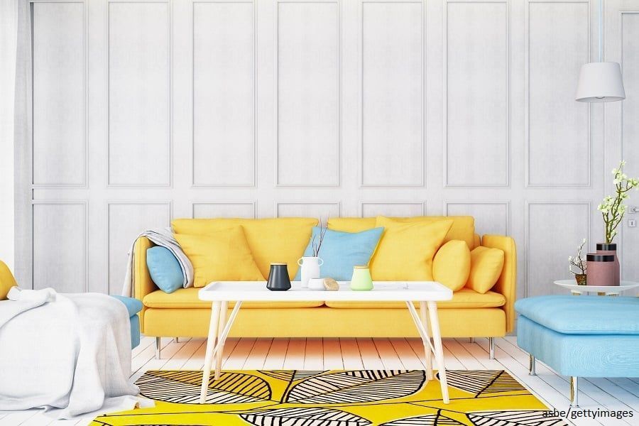 Wohnzimmer mit gelbem Sofa.