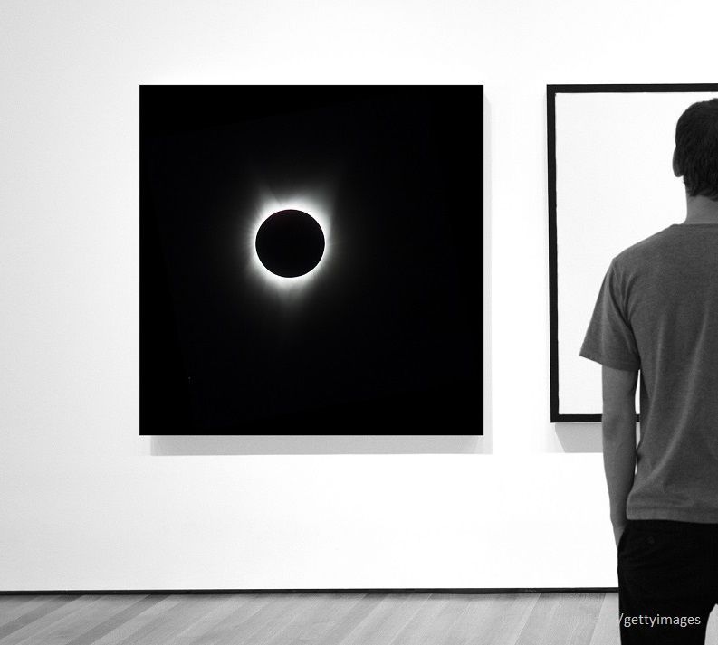 Mann in Ausstellung Foto Sonnenfinsterniss