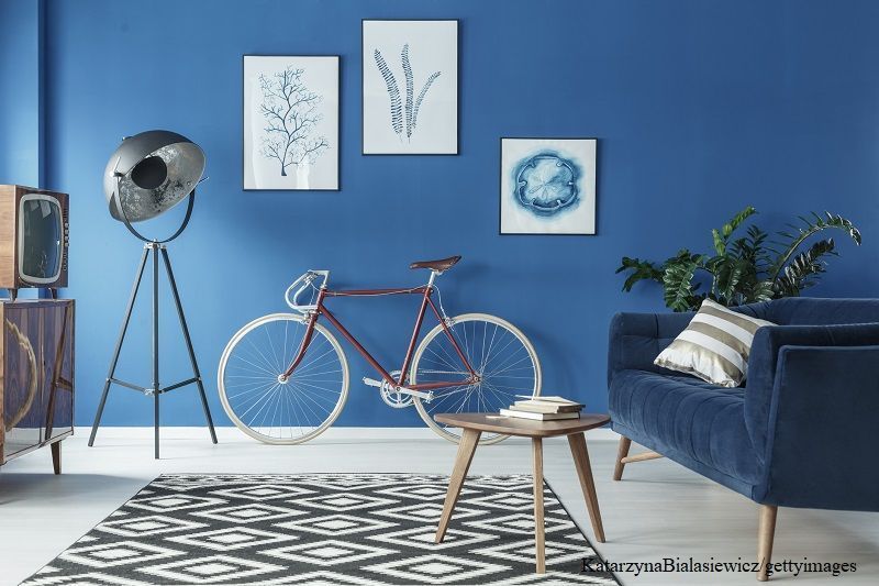 Wohnzimmer mit blauer Wand