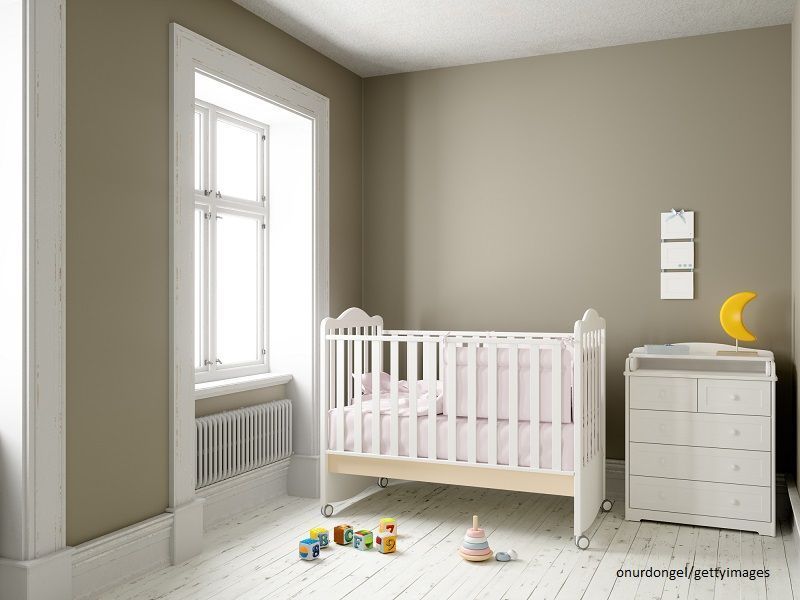 Modernes Babyzimmer mit Wand in Beige