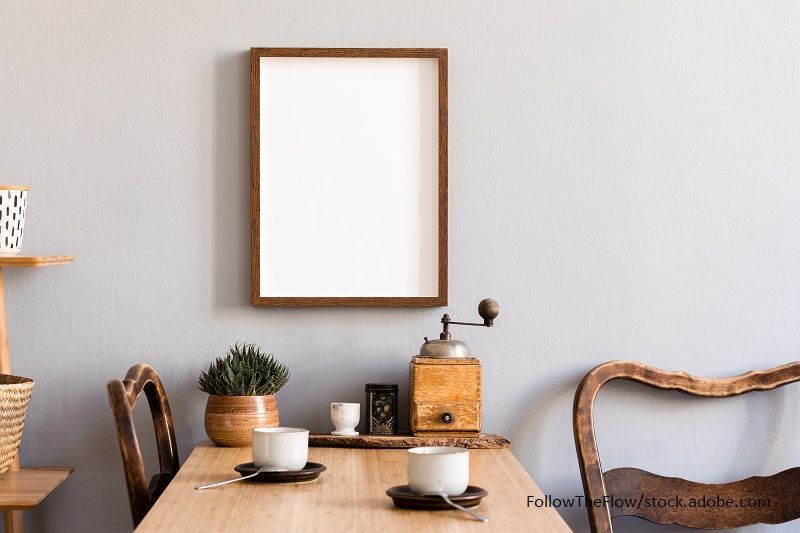 Bild mit Rahmen über Tisch an der Küchewand