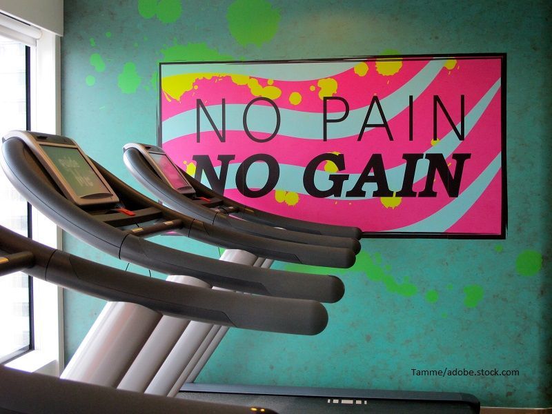 Plakat mit Slogan im Fitnessstudio