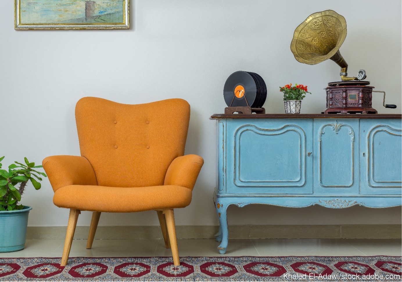 Vintage-Interieur mit Bilderrahmen, Schallplatten und einem orangefarbenen Sessel