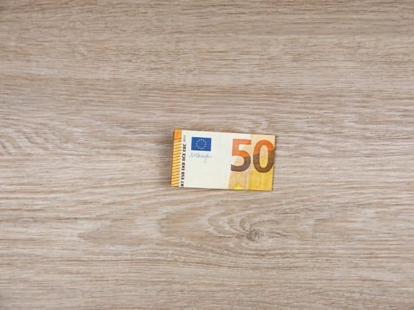 50 Euro-zwei Mal gefaltet auf dem Weg zum Geldgeschenk zur Hochzeit