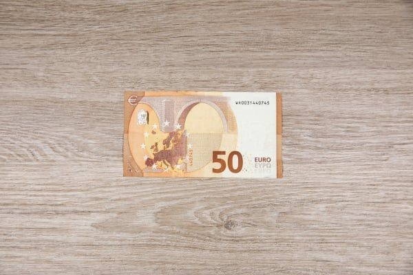 50 Euro-Schein auf dem Tisch