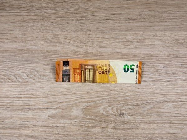 50 Euro-Schein längs gefaltet
