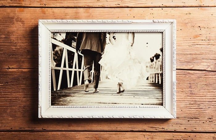 Bilderrahmen Hochzeit – Hochzeitsfoto in weißem Bilderrahmen.
