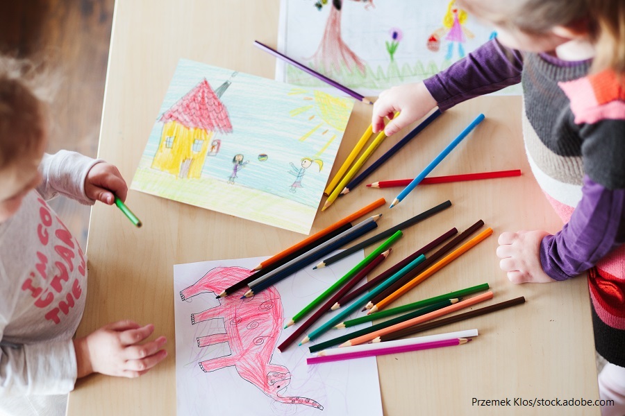 Kinder malen mit bunten Stiften