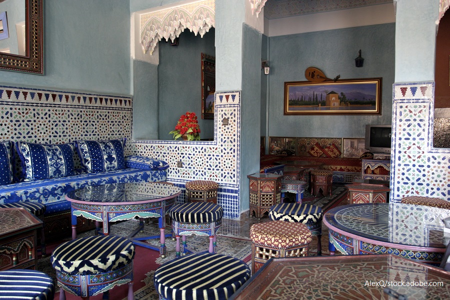 Orientalischer Salon mit typischen Mustern und Mosaiktischen