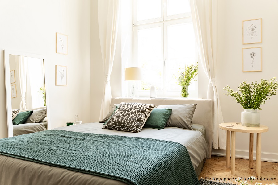 Sommerlich eingerichtetes Schlafzimmer mit natürlichen Materialien
